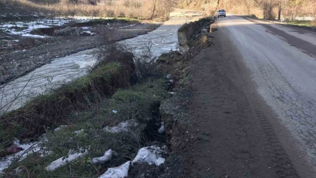 Alaplı'da İstinat Duvarı Çöktü