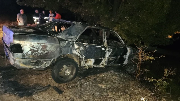 Alev alan otomobil kullanılmaz hale geldi