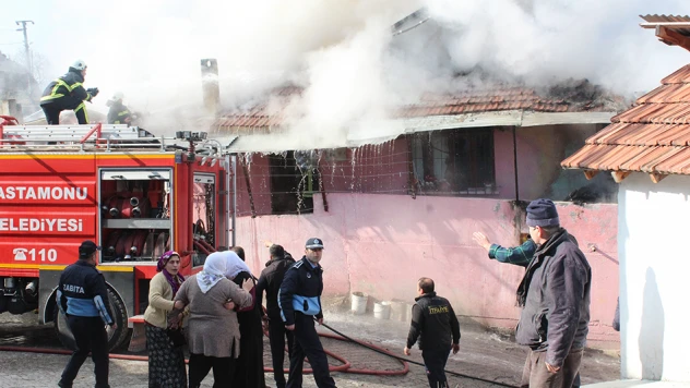 Alevler gözleri önünde evlerini yuttu