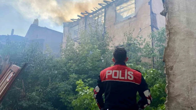 Alevlere Teslim Olan Ev Küle Döndü