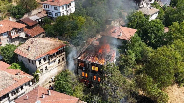 Alevlerin Sardığı 150 Yıllık Tarihi Konak Görüntülendi