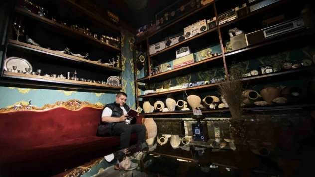 Antikalarla Dolu İş Yeri Görenleri 100 Yıl Öncesine Götürüyor
