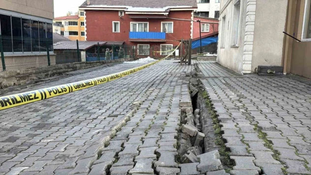 Apartman Önündeki Çatlaklıklar İstinat Duvarına Zarar Verdi