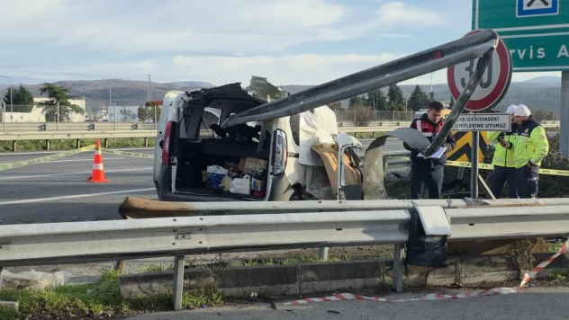 Araç Bariyerlere Saplandı: 2 Ölü