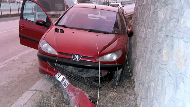 Araç duvara çarptı: 3 yaralı