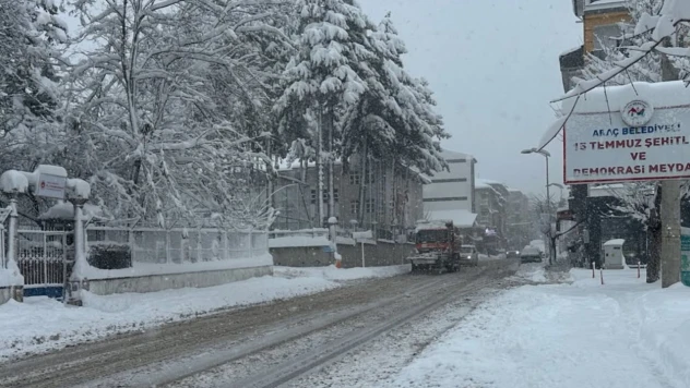 Araç'ta Kar Mesaisi Aralıksız Sürüyor