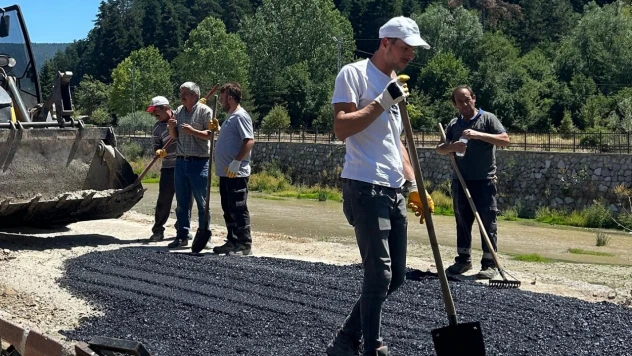 Aşıklar Bölgesi Yolunda Asfalt Kaplama Çalışması
