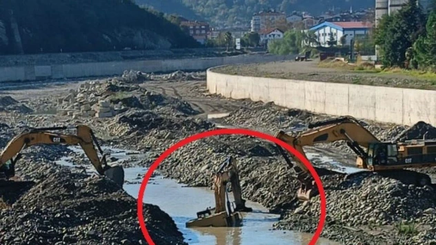 İş Makinesi Suya Gömüldü