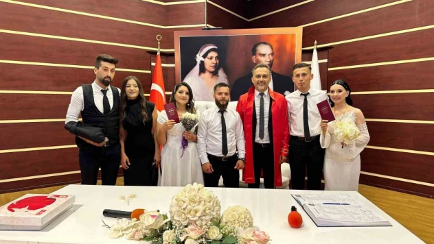 Aynı Gün Aynı Aaatte Evlendiler: Birbirlerinin Nikah Şahidi Oldular