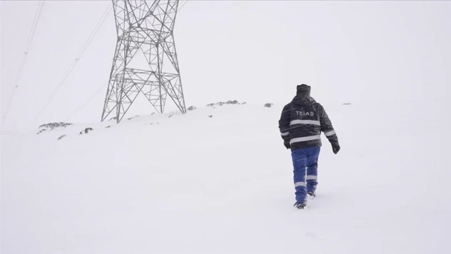 Bakan Bayraktar, Ekiplerin 7 Gün 24 Saat Sahada Olduğunu Bildirdi