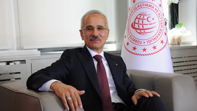 Bakan Uraloğlu: 'Elektrikli Araçlar Karbon Salımını Azaltıyor'