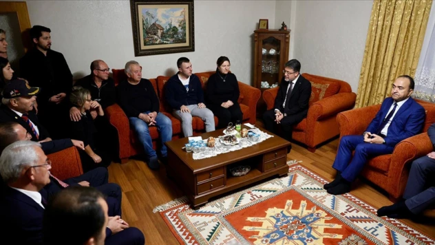 Bakan Yumaklı, Şehit Olan Pilotun Ailesini Ziyaret Etti