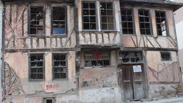 Bakımsız ahşap binalar korku saçıyor