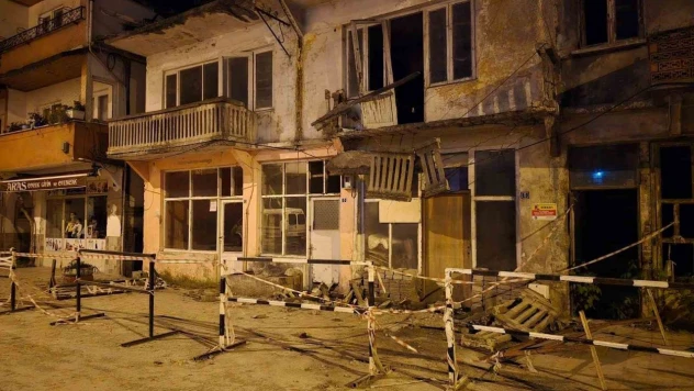 Balkon, Park Halindeki Aracın Üzerine Düştü