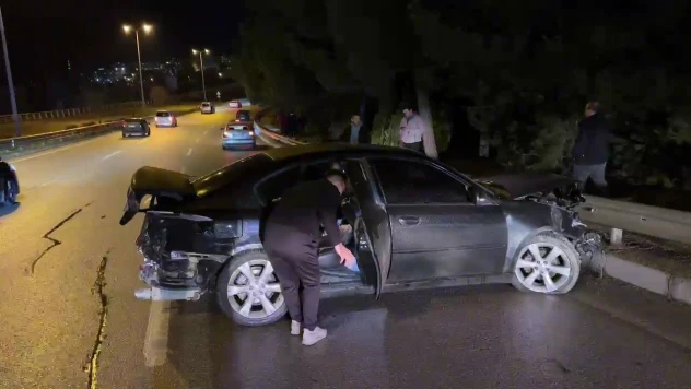 Bariyere Çarpan Otomobilin Sürücüsü Yaralandı
