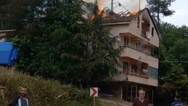 Evin Çatısından Yükselen Alevler Korkuttu