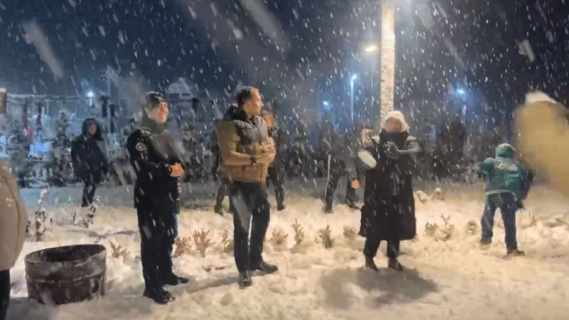 Bartın'da İlçe Protokolü Vatandaşlarla Kartopu Oynadı