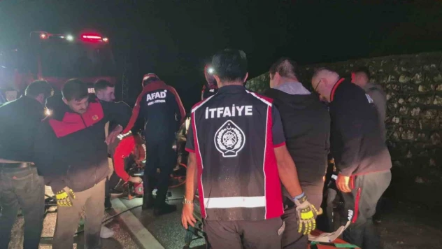 Bartın'da Otomobil Bariyerlere Çarptı