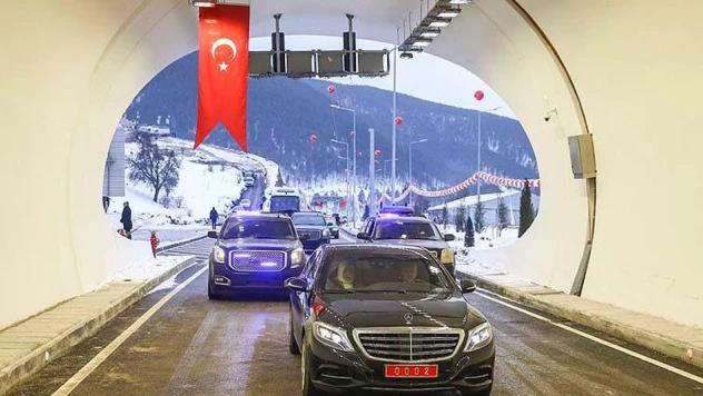 Başbakan, ailesi ile tünelden geçti