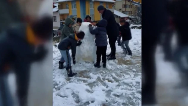 Başkan Arı Çocuklarla Kardan Adam Yaptı