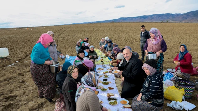 Başkan Arslan Ve Sarımsak Emekçileri Aynı Sofrada Buluştu