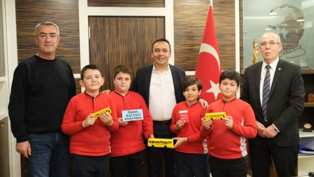 Başkan Baltacı'ya 3 Boyutlu Sarı Otobüs Hediyesi