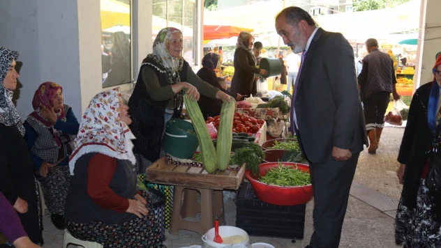 Başkan Turan vatandaşları dinlemeye devam ediyor