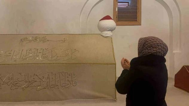 Emir Karatekin Bey'in Kabrini Binlerce Kişi Ziyaret Ediyor