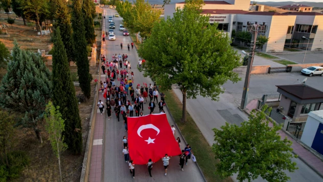 Bayraklarla Yürüdüler, Şehitleri Andılar
