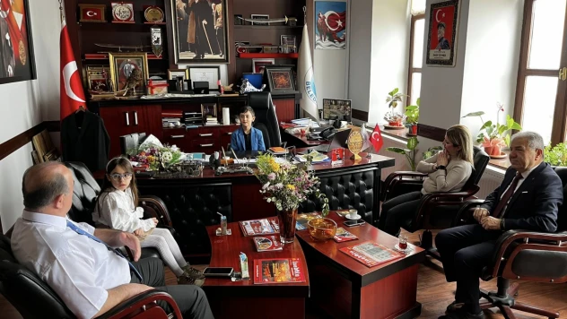 Belediye Başkanı Uzuner, Çocukları Ağırladı