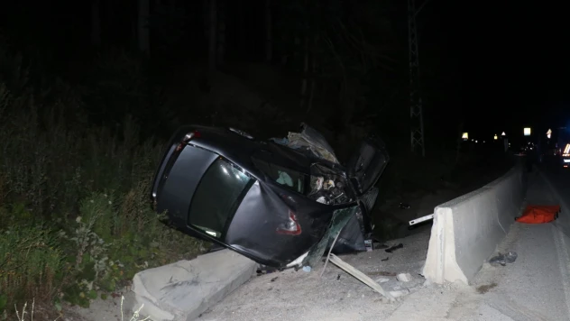 Beton bariyere çarpan otomobil ikiye bölündü: 1 ölü, 1 yaralı