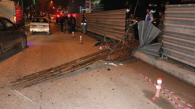 Beton demirleri yola düştü: 1 yaralı