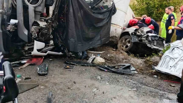 Beton Mikseri Otomobilin Üzerine Devrildi: 1 Ölü, 1 Yaralı