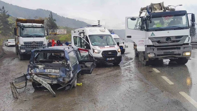Beton Mikseri Otomobille Çarpıştı
