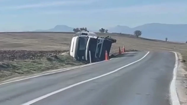 Yem Kamyonu Devrildi