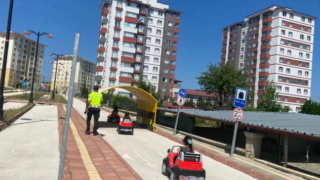 Bilinçli Nesiller İçin Eğitimler Devam Ediyor