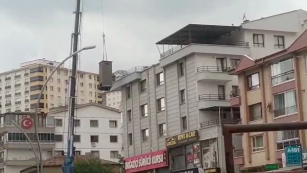 Bina Bacası Güvenlik Önlemi Almadan Söküldü