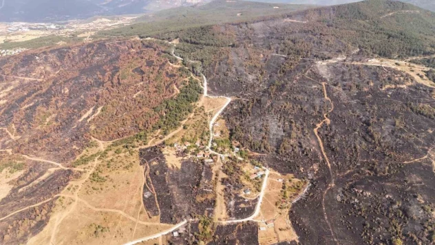 Alevlerin Arasında Kalan Köy Havadan Görüntülendi