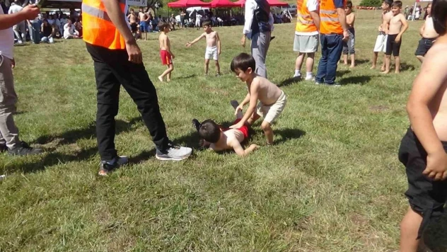 Miniklerin Güreşleri Eğlenceli Anlara Sahne Oldu