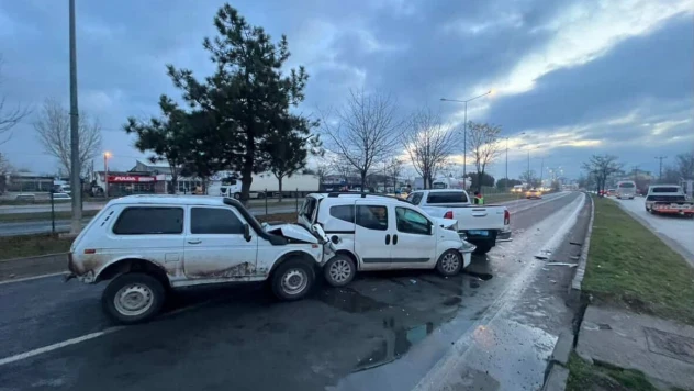 Bolu'da 4 Araç Zincirleme Kazaya Karıştı