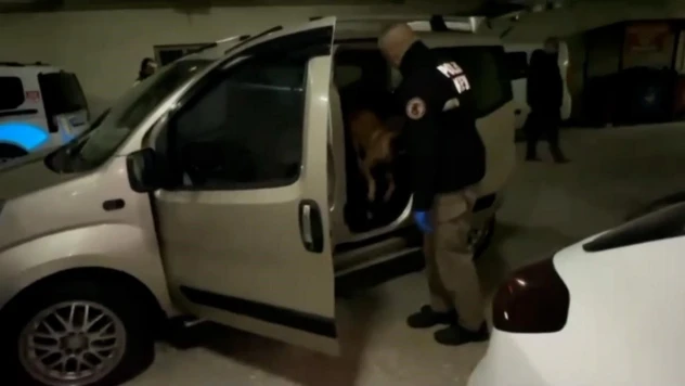 Bolu'da Arabaya Zulalanmış Uyuşturucuyu 'Pako' Buldu