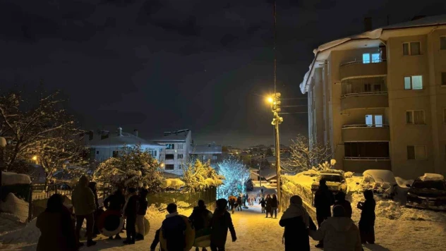 Bolu'da Çocuklar Gece Saatlerinde Karın Keyfini Çıkardı