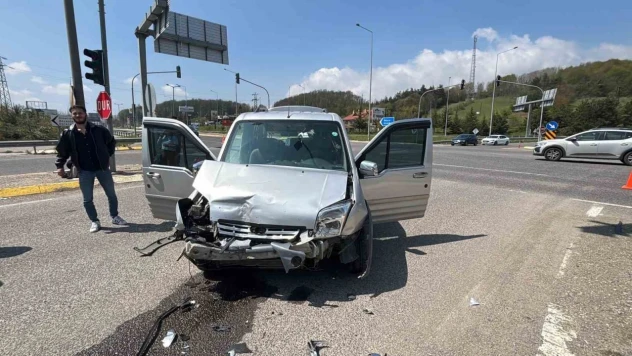 Hafif Ticari Araç İle Otomobil Çarpıştı: 10 Yaralı