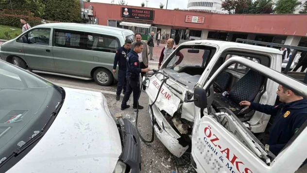 Kamyonet İle Hafif Ticari Araç Çarpıştı: 3 Yaralı