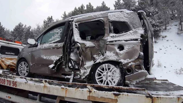 Bolu'da Kamyon İle Hafif Ticari Araç Çarpıştı!