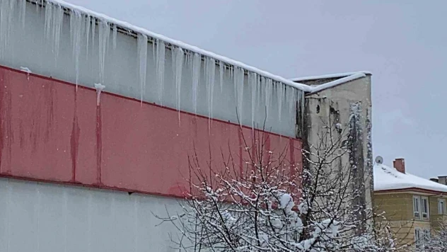 Bolu'da Kar Ve Buz kütleleri Tehlike Saçıyor