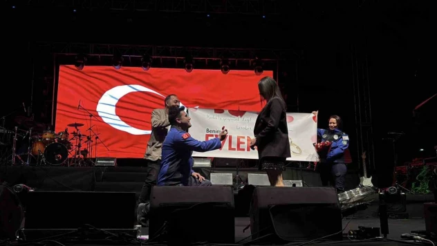 Bolu'da Konser Öncesi Sürpriz Evlilik Teklifi
