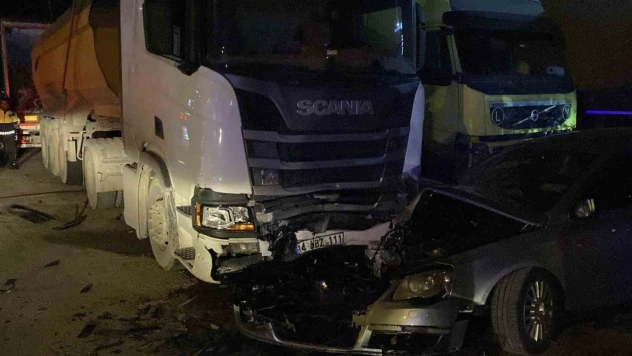 Kontrolden Çıktı, Park Halindeki 3 Araca Çarptı