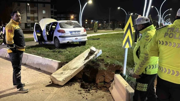 Bolu'da Kontrolden Çıkan Otomobil Refüje Çarptı