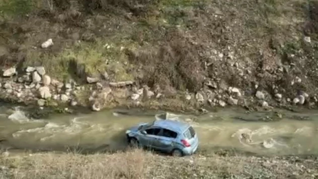 Bolu'da Kontrolden Çıkan Otomobil, Dereye Uçtu!